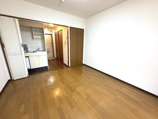 西灘駅前ハイツの居間・リビング