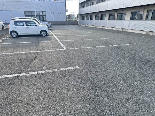メゾンマスト盛南Ⅱの駐車場