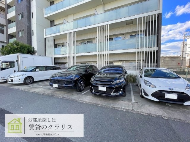 LATTICE KAMITOBA（ラティス上鳥羽）の駐車場