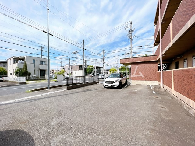 ラ・メゾン コンフォールの駐車場