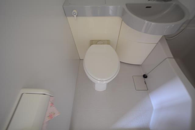 浴室内にトイレがあります！
