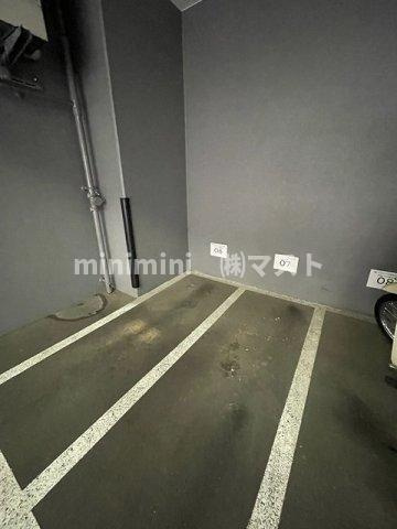アーデン谷町の駐車場