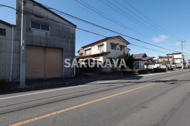 足利市伊勢町４丁目の中古一戸建の前面道路含む現地写真