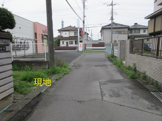 中古戸建　深谷市上野台303-2（期間限定現況販売）の前面道路含む現地写真