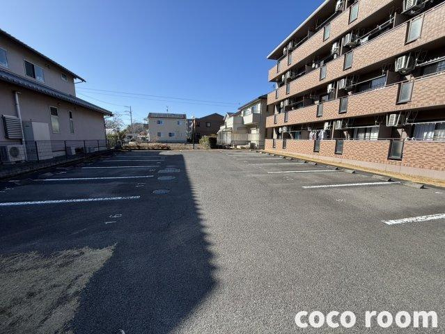 サンフィールド の駐車場