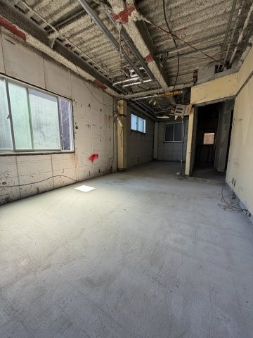十三本町一棟貸しビルの洋室
