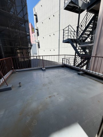 十三本町一棟貸しビルのバルコニー