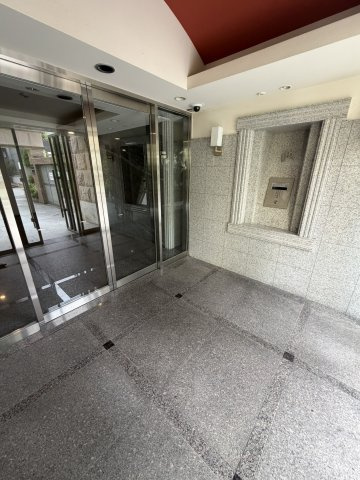 プレサンス泉セントマークのエントランス