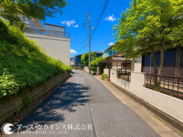 【前面道路含む現地写真】 | 我孫子市柴崎4期 | 新しい家が増えても、空の広さはそのまま。春には桜、夏には青空、秋にはやわらかな光。季節ごとに表情を変える街で、長く暮らせる安心を。