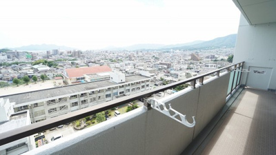 【バルコニー】 | 五日市ヒューマンズ | 日当たり、街並み、瀬戸内海の眺めも良好なワイドバルコニー
※バルコニー✖３あります
