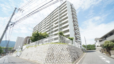 【外観】 | 五日市ヒューマンズ | ２０２６年３月にリフォーム完了
水回り、建具、クロス、フローリング、照明器具を新規更新、交換済み３ＬＤＫマンション+
バルコニー✖３
マンション前の外部駐車場１台ぶん9,000/月額を確保