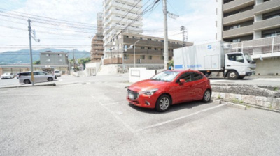 【駐輪場】 | 五日市ヒューマンズ | マンション前の外部駐車場１台ぶん9,000/月額を確保