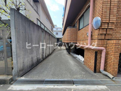 【その他】 | サンライフ桜塚 | 駐車場・駐輪場入口です！