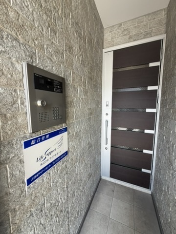 ステータス名駅西のエントランス