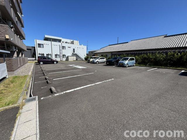 オールグランデ の駐車場