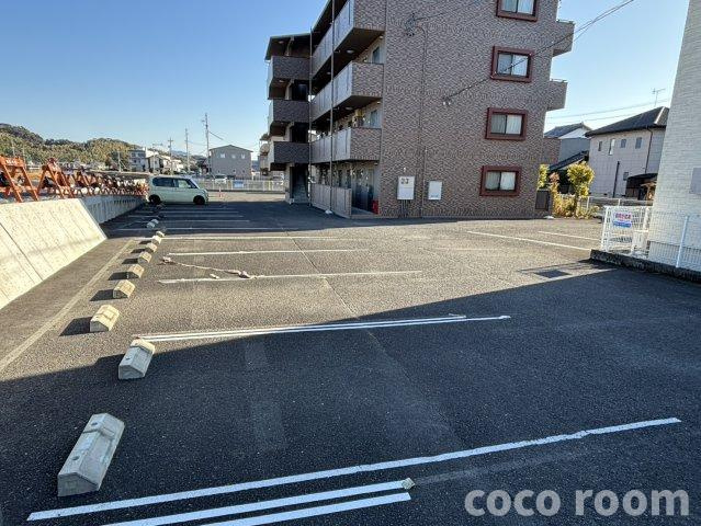フリージア の駐車場