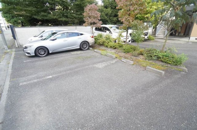 シャーメゾン ラフィーネの駐車場