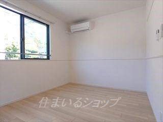 ガーデンハウス　スミレ　Ａ棟の寝室|寝室にもエアコンあり