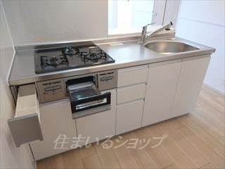 ガーデンハウス　スミレ　Ａ棟のキッチン|３口ガスコンロ・グリル付きシステムキッチン