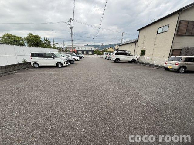 ドルフィン の駐車場