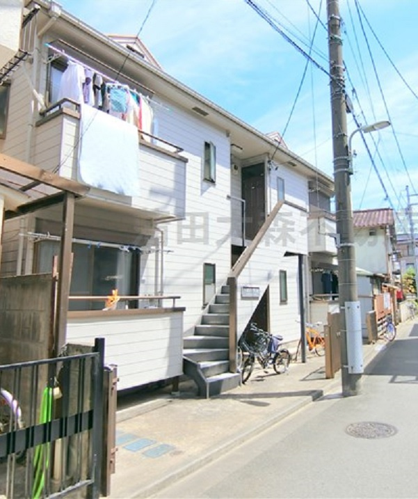 トヨハウスの外観|1989年6月築　木造地上2階建て総戸数4戸　東京都大田区大森北3丁目の落ち着いた住環境！
京急本線平和島駅徒歩6分、大森海岸駅徒歩11分、JR京浜東北線大森駅徒歩14分