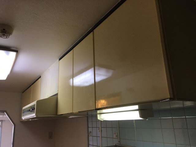 キッチンの吊戸棚と換気扇です。収納スペース多めです♪