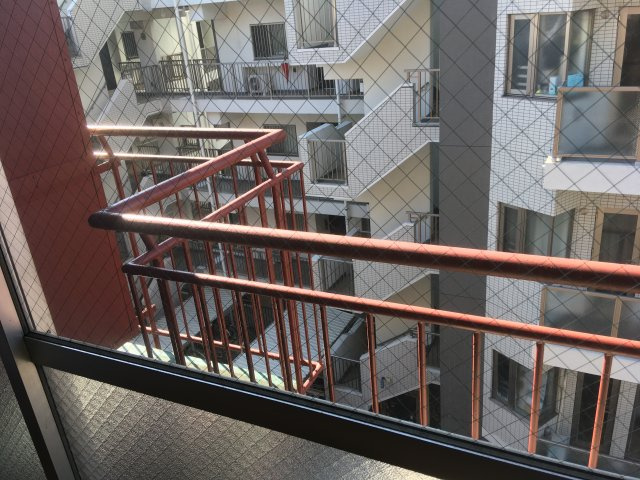 南西向き５階で陽当り良好のバルコニーです♪