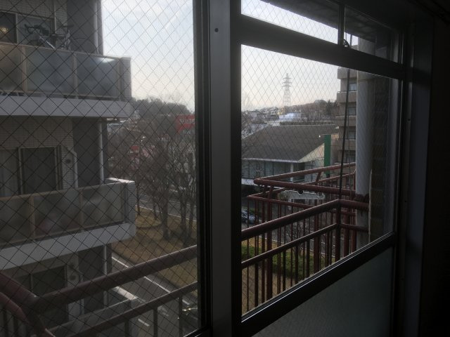 バルコニーからの眺望は目の前にマンションがあります♪