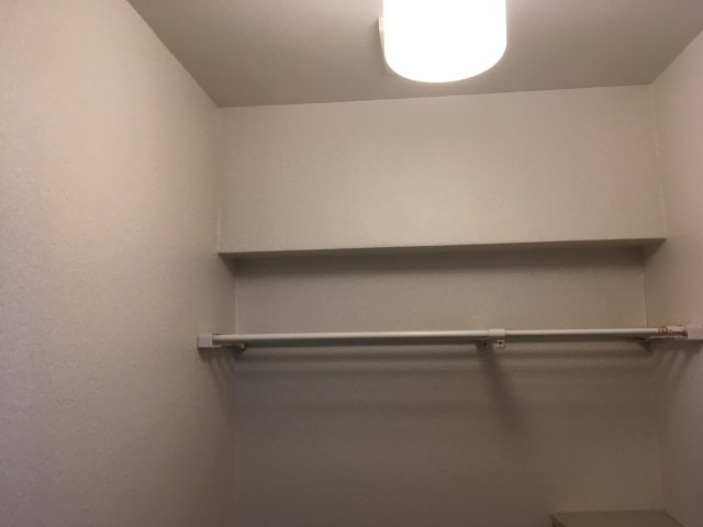トイレの突っ張り棒です。換気扇も付いています♪