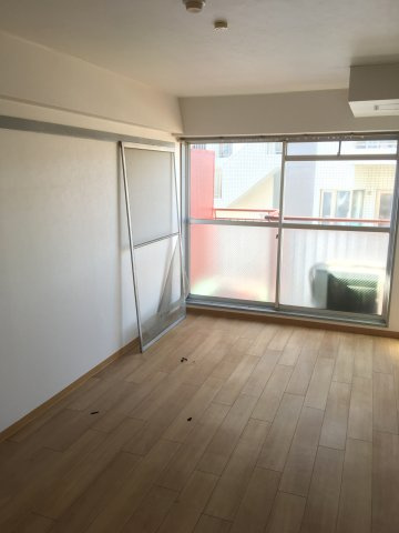 洋室８帖とキッチンはカーテンで仕切れます。エアコン付き♪