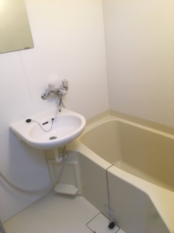 お風呂と洗面台と鏡です。トイレとお風呂は別々です♪