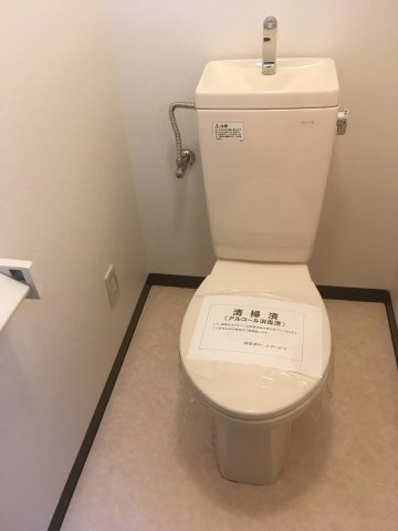 コンセント付きなのでご自身で温水洗浄便座が付けられます♪