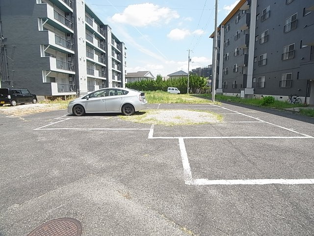 ドミールサニー緑町の駐車場|敷地内駐車場、軽自動車・普通車で料金1,000円変わります