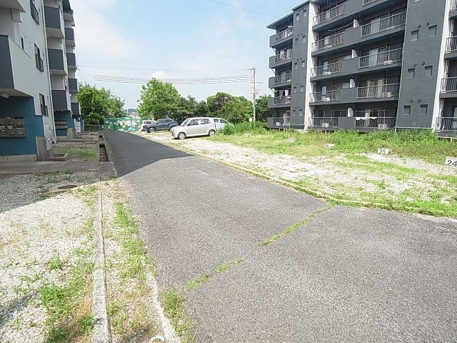 ドミールサニー緑町の駐車場|敷地内駐車場、軽自動車・普通車で料金1,000円変わります