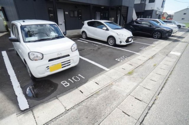ハイライフシティ北天昌寺Ｂの駐車場