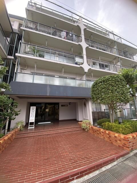 青梅市天ヶ瀬町の賃貸マンションのエントランス
