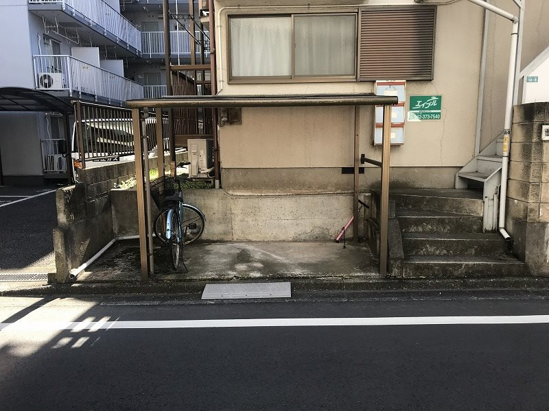 屋根付き駐輪場です。バイクや原付もご相談下さい♪