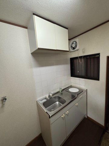 換気扇と窓付きのキッチンで換気が出来ます。吊戸棚付きです♪