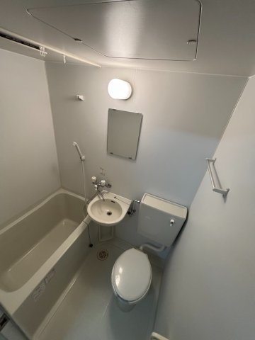 お風呂とトイレと洗面台です。換気扇付きです♪