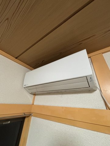 エアコン付きの洋室6帖です♪