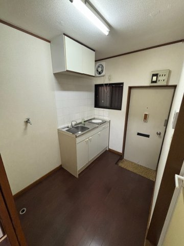 冷蔵庫置き場と洗濯機置き場はキッチンの横にございます♪