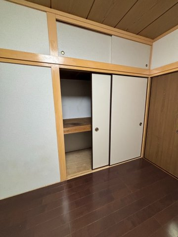 一間分の押入付きです。天袋もございます♪