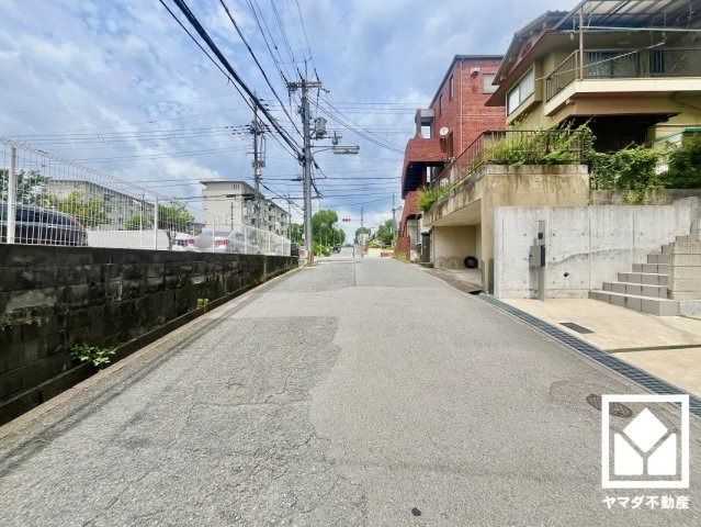 八幡市男山松里の前面道路含む現地写真