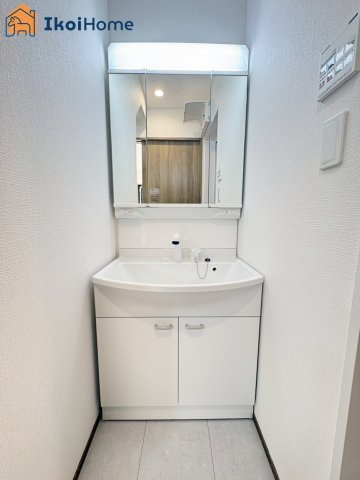 明石市大久保町西島　B号棟　新築戸建の洗面所|【ホームページに現地動画掲載中】●年中無休：当日予約可●洗面台はお化粧をする時に便利な3面鏡。