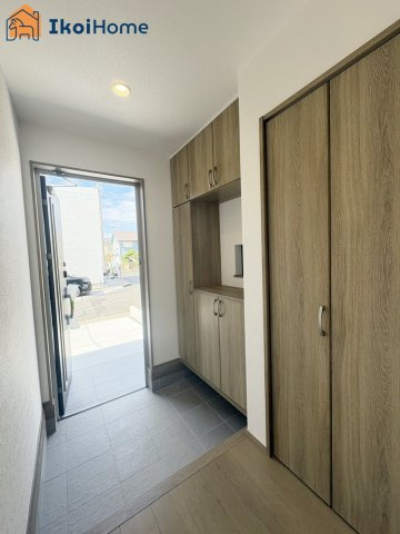 明石市大久保町西島　B号棟　新築戸建の玄関|【ホームページに現地動画掲載中】●年中無休：当日予約可●玄関には大きなシューズボックスが完備♪