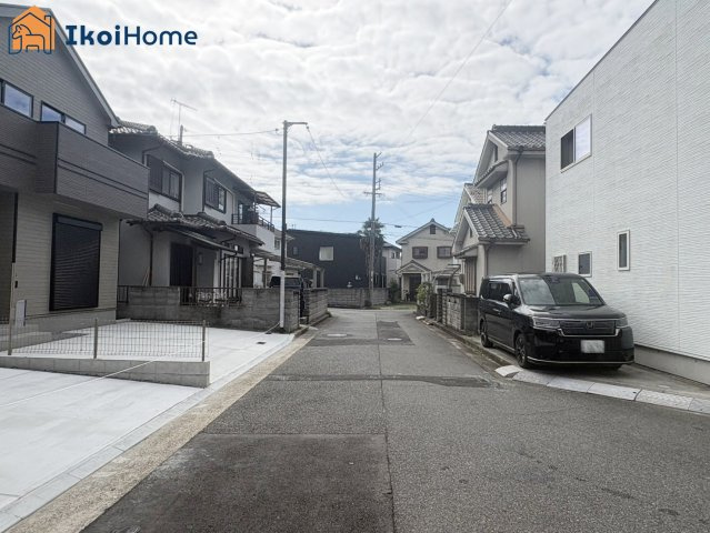 明石市大久保町西島　B号棟　新築戸建の前面道路含む現地写真|【ホームページに現地動画掲載中】●年中無休：当日予約可●前面道路幅員5.3ｍ！入出庫の際も楽々安心！
