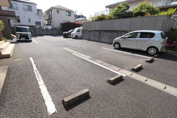 コスモヒルズの駐車場
