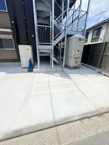 ブリリアンス根岸の駐車場