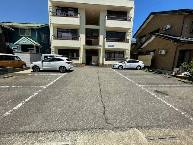 新保サンハイツの駐車場