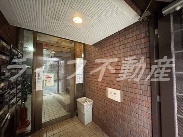 ロイヤル大今里のエントランス|建物の内部です